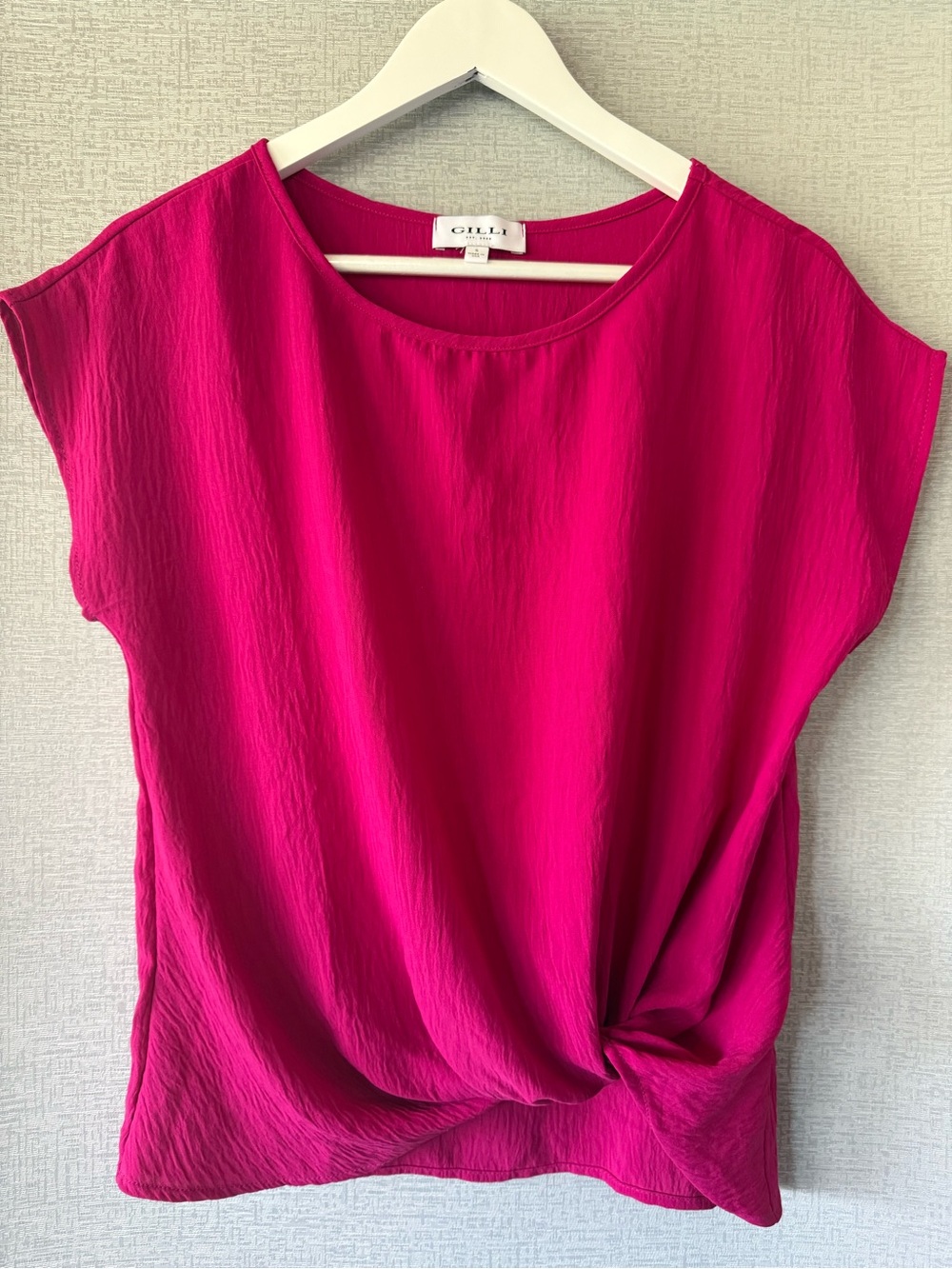 Gilli Women's Fuchsia Twist-Hem Cap Sleeve Blouse
